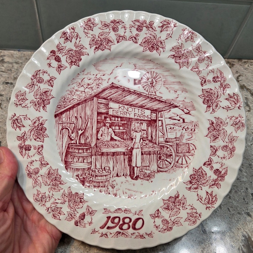 Knott's Berry Farm 1980 Collector Plate Staffordshire Englishware Red 8‎ Inch